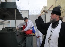 Священик освячує куліш