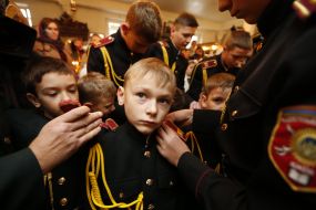 Presentation of straps