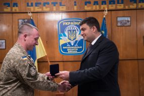 Vladimir Groisman presents the award to Dmitry Began