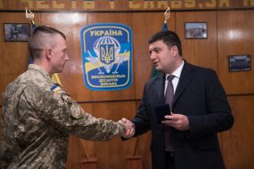 Vladimir Groisman presents the award to Roman Metelskiy