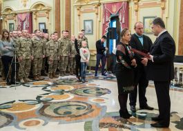Petr Poroshenko presents state award