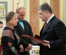 Petr Poroshenko presents state award