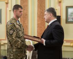 Petr Poroshenko presents state award