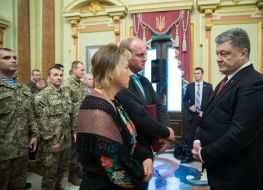 Petr Poroshenko presents state award