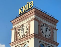 Часы на башне пригородного вокзала