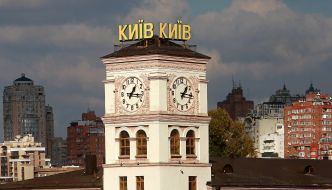 Часы на башне пригородного вокзала