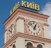 Часы на башне пригородного вокзала