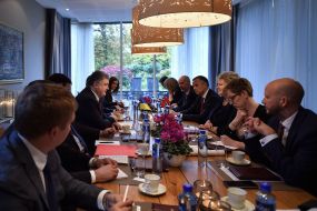 Petro Poroshenko and Erna Solberg