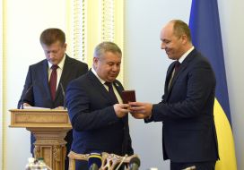 Andrew Paruby presents state award