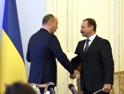 Andrew Paruby presents state award