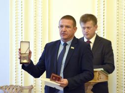 Andrew Paruby presents state award