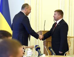 Andrew Paruby presents state award