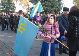 A girl laying flowers