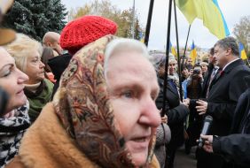 Petr Poroshenko talks with residents of Zhytomyr