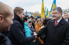 Petr Poroshenko talks with residents of Zhytomyr