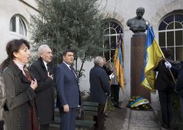 Vladimir Groisman laid flowers at the monument to Shevchenko