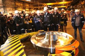 Vladimir Omelian in the shop of factory "Interpipe"