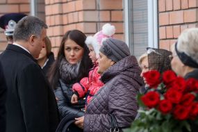 Arsen Avakov with the families of the victims of police