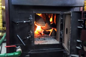 Дрова в котле