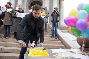 Gennady Afanasiev cuts the cake