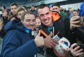 Andrii Pavelko near fans