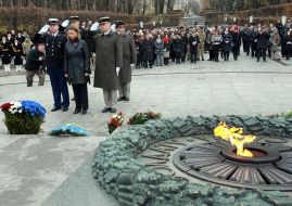 Laying flowers at the Tomb of the Unknown Soldier
