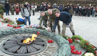 Laying flowers at the Tomb of the Unknown Soldier