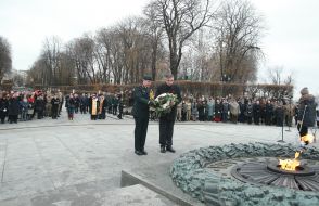 Laying flowers at the Tomb of the Unknown Soldier