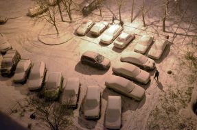 Засыпанные снегом автомобили 