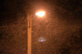 Снег на фоне света от фонаря