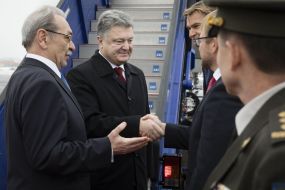 Петро Порошенко в аеропорту