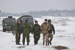 Ukrainian and Canadian soldiers