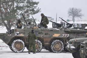 Ukrainian and Canadian soldiers