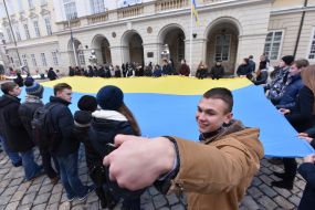 The students unfurled the flag of Ukraine