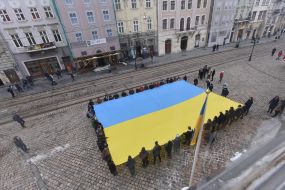 The students unfurled the flag of Ukraine