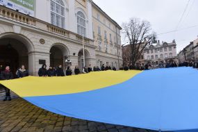 The students unfurled the flag of Ukraine