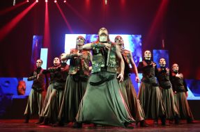 Show "ETNOEVOLYuTsiYa."