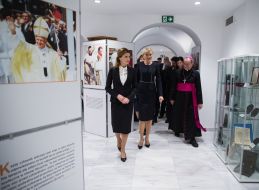 Марина Порошенко оглянула виставку ікон у Музеї Єпископату