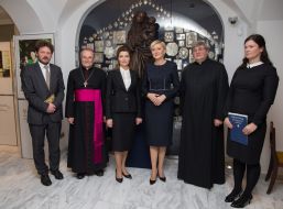 Марина Порошенко оглянула виставку ікон у Музеї Єпископату