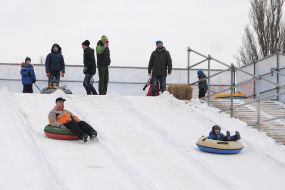 Діти катаються з гірки на санчатах