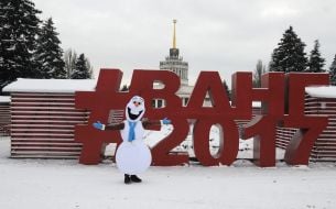Аніматор в костюмі сніговика Олафа