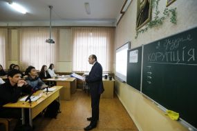 Presentation of an anti-corruption lessons for students