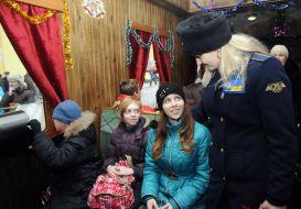 Дети в ретро-поезде на станции