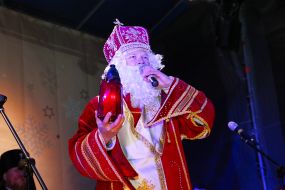 Артист в костюме Святого Николая