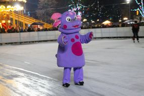 Фигурист в костюме сказочного героя