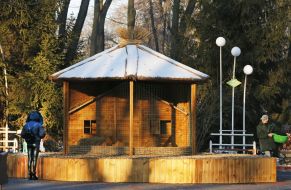 Открытие домика для символа 2017 года - петушка и его семьи