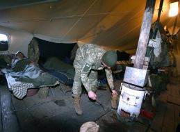 Военнослужащий в палатке