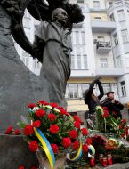 Wreath at the monument to Vyacheslav Chornovil