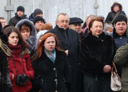 Gleb Prygunov hands over the keys to the apartment soldier