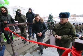 Gleb Prygunov hands over the keys to the apartment soldier